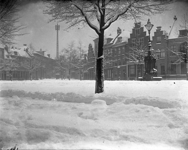 853346 Afbeelding van een dik pak sneeuw op de Neude te Utrecht; op de achtergrond de huizen Neude 17 (rechts, ...